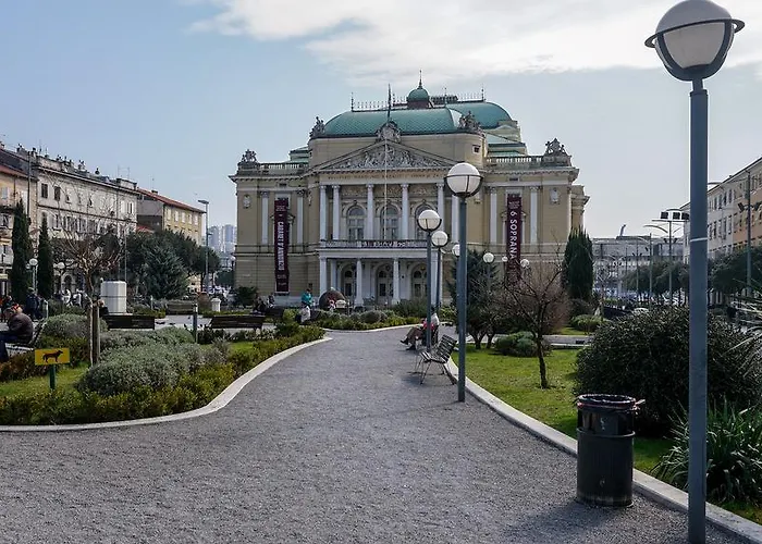 Апартаменты Deluxe 4 Star Studio