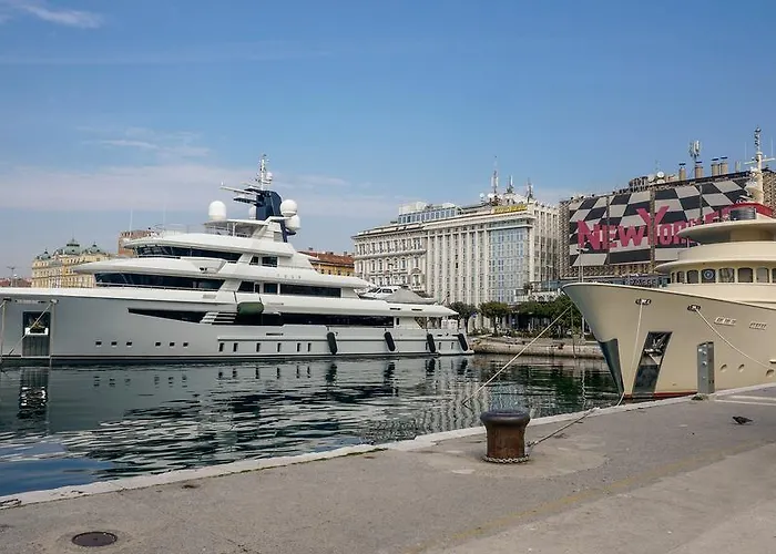 Deluxe 4 Star Studio *